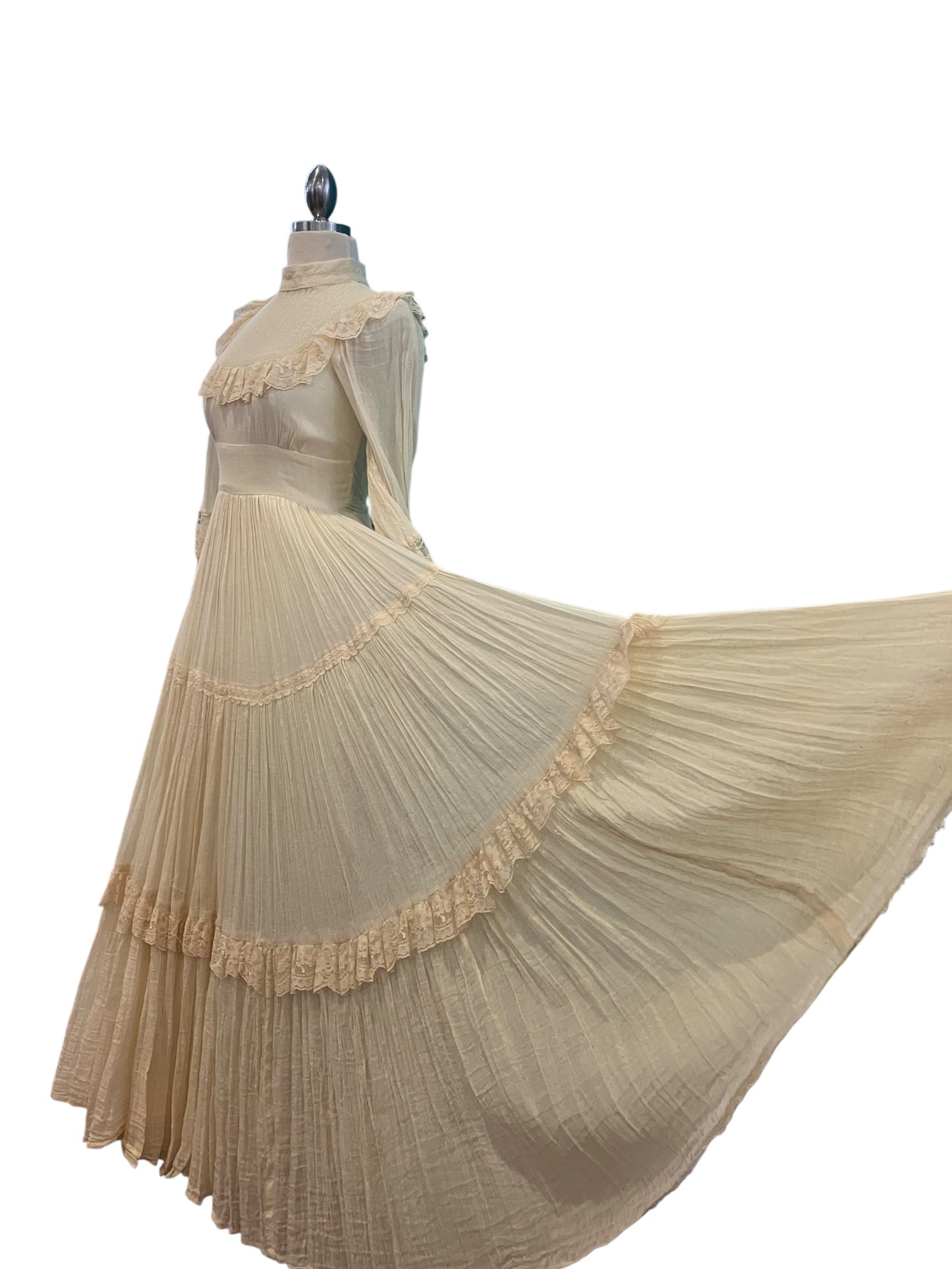 Vintage Gunne Sax Ivory Crepe Cotton Prairie Wedding Dress Wide Sweep and Lace Detail